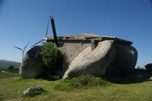 Дом-камень (Stone House). Гюэмараес, Португалия.