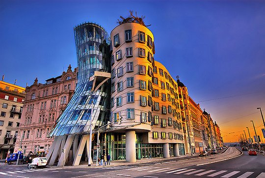 Необычные дома: Танцующее здание. Прага, Чехия