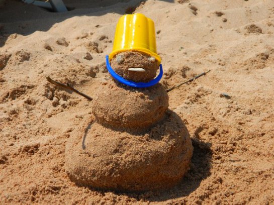 Песковик - снеговик из песка
