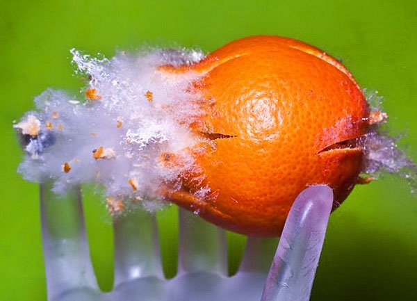 Интересный способ очистить апельсин